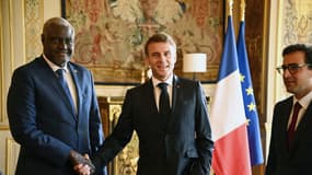 Le président français Emmanuel Macron et le président de la Commission de l'Union africaine Moussa Faki Mahamat lors du Forum mondial pour la souveraineté et l'innovation en matière de vaccins à Paris, le 20 juin 2024.
