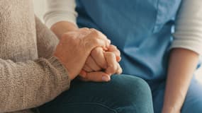 À quoi sert une assurance-décès ? Que couvre-t-elle ? Ce contrat est pertinent pour les proches d'une personne décédée.