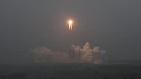 Décollage de la fusée transportant la sonde chinoise Chang'e-6 au Centre de lancement spatial de Wenchang, dans la province de Hainan, dans le sud de la Chine, le 3 mai 2024.