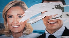 Une affiche électorale du parti d'extrême droite français Rassemblement national (RN) pour les élections européennes avec des portraits dégradés du président du parti Jordan Bardella (à droite) et de la présidente du groupe parlementaire RN Marine Le Pen (à gauche), à Paris le 10 juin 2024.