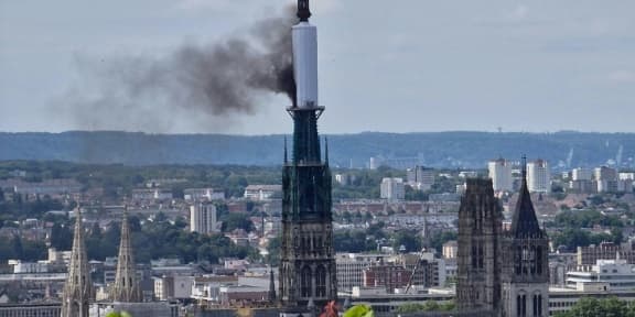 De la fumée s'échappe de la flèche de la cathédrale de Rouen, le 11 juillet 2024