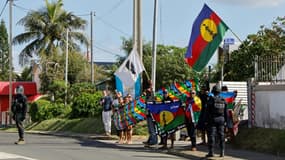 Des manifestants brandissent le drapeau kanak alors que le président Emmannuel Macron est arrivé à Nouméa, le 23 mai 2024 en Nouvelle-Calédonie