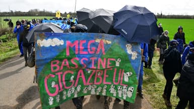 Des manifestants pour protester contre la construction d'une nouvelle réserve d'eau pour l'irrigation agricole, à Sainte-Soline, le 25 mars 2023.