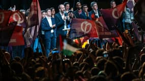 Des membres de la coalition de gauche Nouveau Front Populaire se tiennent sur scène lors d'un rassemblement contre l'extrême droite après l'annonce des résultats du premier tour des élections législatives, sur la Place de la République à Paris le 30 juin 2024.