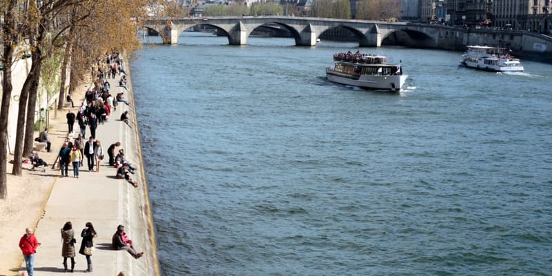 Des parisiens profitent du soleil le long de la Seine (photo d'illustration)