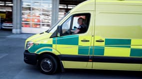 Des secouristes belges dans une ambulance à Liège, le 10 avril 2020.