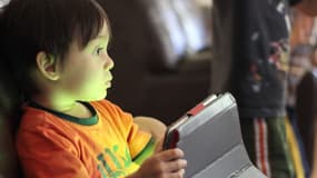 Ecrans: un enfant avec un tablette