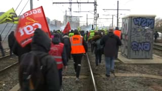 Les cheminots sur les voies de gare de Lyon, le 28 mars 2023 