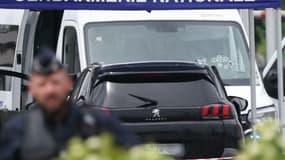 Une camionnette de prison criblée de balles est photographiée sur le site d'une attaque contre un convoi pénitentiaire à Incarville, dans l'Eure, le 14 mai 2024.