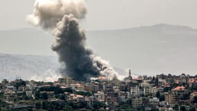 De la fumée s'échappe lors du bombardement israélien sur le village de Khiam, dans le sud du Liban, près de la frontière avec Israël, le 19 juin 2024, dans un contexte de tensions transfrontalières persistantes alors que les combats se poursuivent entre Israël et le Hamas dans la bande de Gaza.