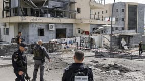 Un bâtiment endommagé par un tir du Hezbollah à Kyriat Shmona, Israël, le 27 mars 2024