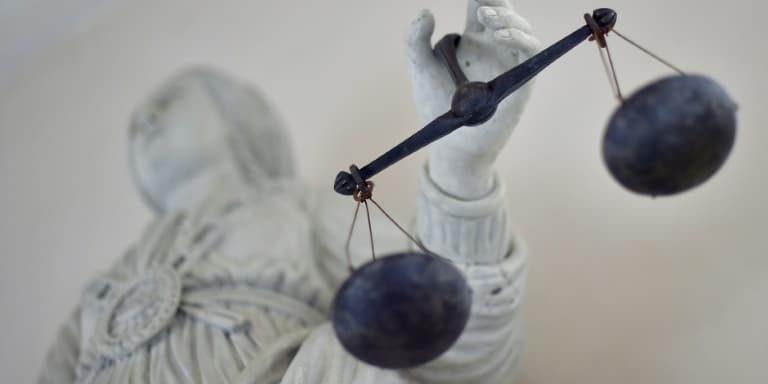 La balance d'une statue de la déesse de la Justice.