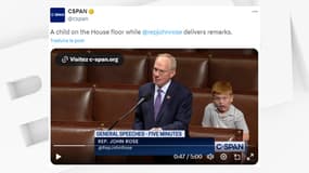 Le fils du membre du Congrès John Rose fait des grimaces derrière son père le 3 juin 2024
