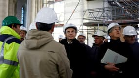 Le président Emmanuel Macron visite le 14 avril 2023 le chantier de Notre-Dame de Paris