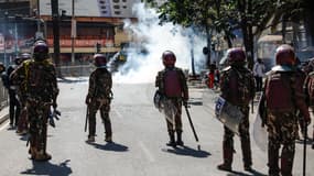 Les forces de sécurité kenyanes se déploient lors d'une manifestation à Nairobi le 25 juin 2024.
