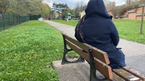 Sur un banc, Marie raconte auprès de BFM Lyon les violences dont elle a été victime.