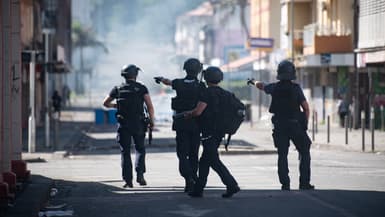 Les forces de police françaises participent à une opération visant à lever un barrage routier dans le quartier de la Vallée du Tir à Nouméa en Nouvelle-Calédonie, le 24 juin 2024.