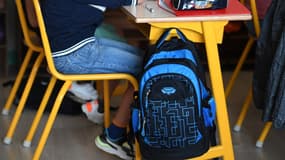 Un cartable dans une salle de classe - Image d'illustration
