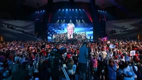 L'ancien président américain et candidat républicain à l'élection présidentielle de 2024, Donald Trump, participe à une réunion publique à l'église Dream City à Phoenix, Arizona, le 6 juin 2024.