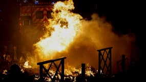 Un feu à Nanterre, dans la nuit du 28 au 29 juin 2023, lors d'affrontements après la mort de Nahel, tué par un policier lors d'un contrôle