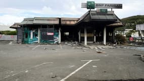 Une agence de la banque BNP dégradée pendant les émeutes, le 29 mai 2024 dans la zone industrielle de Ducos, à Nouméa